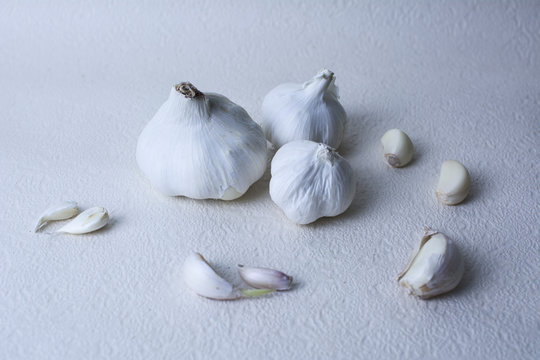 cabeza de ajos sobre fondo blanco