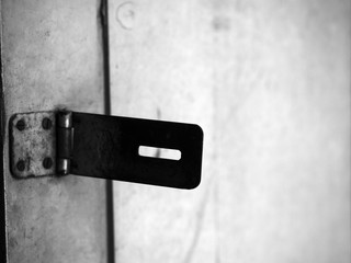 BLACK AND WHITE PHOTO OF SILHOUETTE/ DARK SHAPE OF HINGE