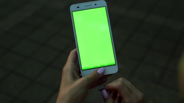 На телефоне зеленый экран что делать. Iphone 14 Green Screen. Смартфон с зеленым экраном. Телефон с хромакеем на экране. Смартфон экран с зеленым хромакеем.