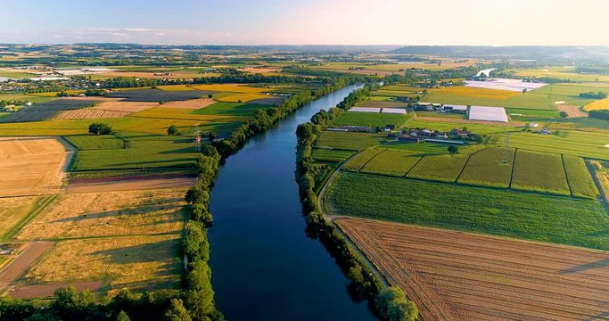 Paysage fran&ccedil;ais dans le lot et garonne, vue a&eacute;rienne