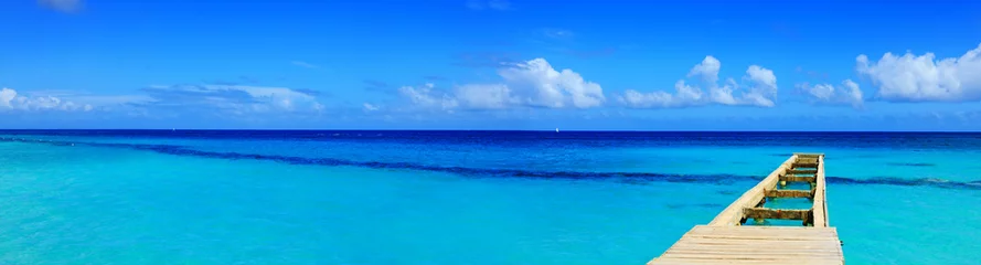Foto auf Acrylglas Karibik Perspektivische Ansicht eines hölzernen Piers auf dem karibischen Meer.