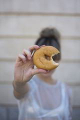 Mujer con bollo mordido
