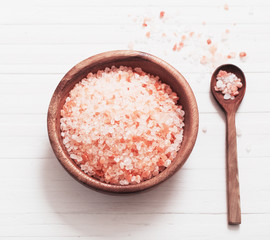 himalayan salt on white wooden background