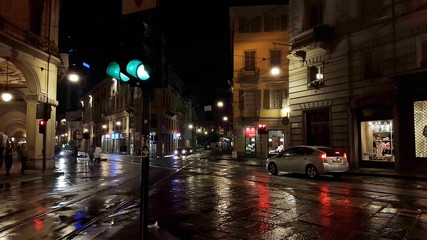 Fototapeta na wymiar Strada bagnata di notte in città a Torino
