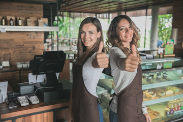waitress showing thumb up