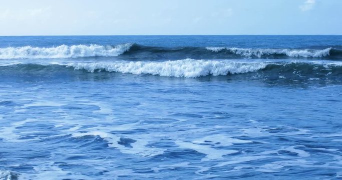 vagues au bord de l'oc&eacute;an pacifique avec reflets dus soleil 
