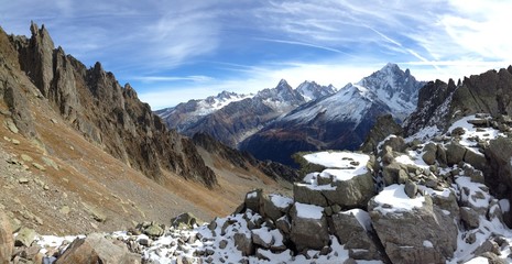 Fototapeta na wymiar Le massif du Mont Blanc depuis le lac Noir 