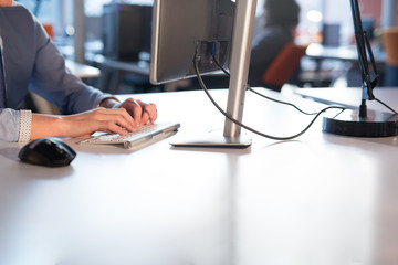 Naklejka premium businessman working using a computer in startup office