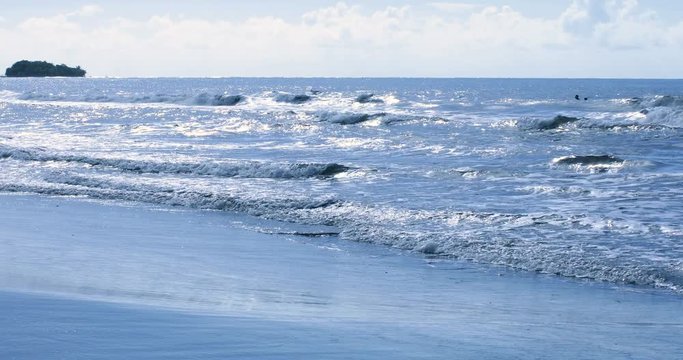 vagues au bord de l'oc&eacute;an pacifique avec reflets dus soleil 