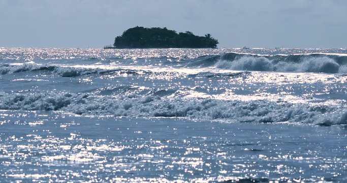vagues au bord de l'oc&eacute;an pacifique avec reflets dus soleil 