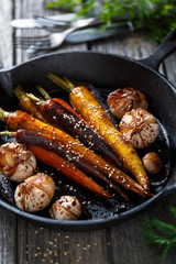 Carottes et oignons nouveaux caramélisés 