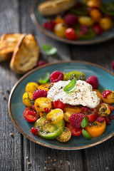 Salade de tomate, Burrata et Framboises