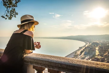 Keuken foto achterwand Nice Vrouw die horizon bekijkt bij gezichtspunt van kasteelheuvel, Nice, Frankrijk