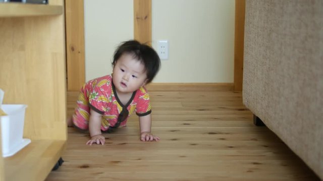 Crawling baby / Japanese baby 7 months old
