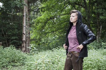 Frau im Wald