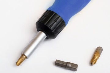 Hand tools for repair and installation: screwdriver with interchangeable tips