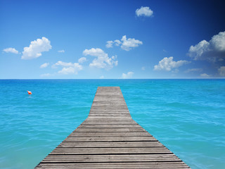 Fototapeta premium Tropikalna plaża - błękitna woda z drewnianą podłoga