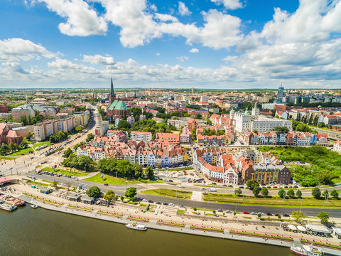 Fototapeta Szczecin - nabrzeże Wielickie z lotu ptaka. Krajobraz starego miasta z widoczną bazyliką i zamkiem.