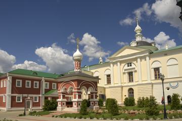 Fototapeta na wymiar Николо-Пешношский монастырь, святой источник, Сретенская церковь.
