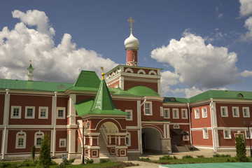 Fototapeta na wymiar Николо-Пешношский монастырь, святые ворота с надвратной церковью.