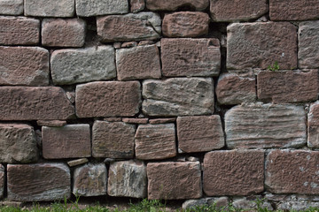 Mauer mit rotem Sandstein
