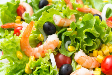 Fresca Insalata di mazzancolle, lattuga, mais, cipolle e olive