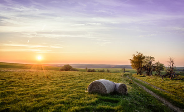 Heuballen Strohballen im Sonnenuntergang  Feld Acker Landwirtschaft Erzgebirge