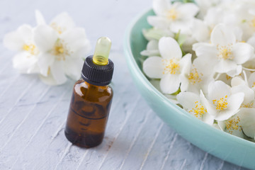 Obraz na płótnie Canvas essential jasmine oil