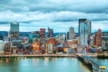 Fototapeta premium Pittsburgh cityscape with the Ohio river