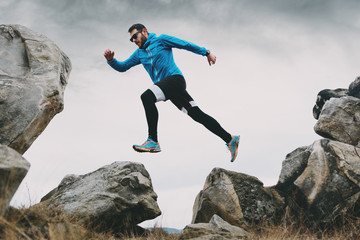 Trailrunning an der Teufelsmauer bei Quedlinburg im Harz, Deutschland