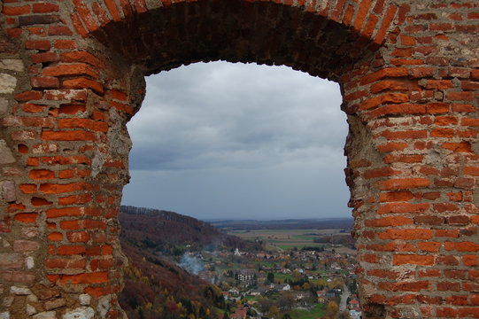 Paysage au travers ouverture d'un mur en briques
