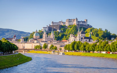Obraz premium Piękny widok na Salzburg, twierdzę Hohensalzburg i rzekę Salzach latem, Salzburg, Salzburger Land, Austria