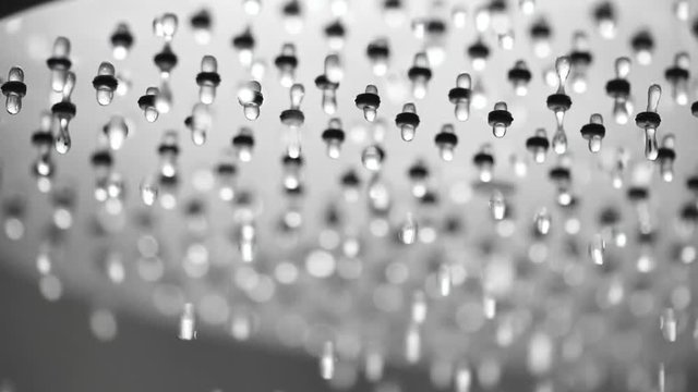 douche coule en gros plan et slow motion 