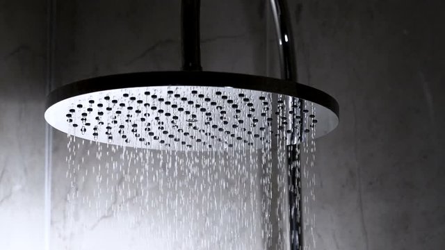 douche coule en gros plan et slow motion 