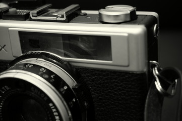 Black and white image of an old camera