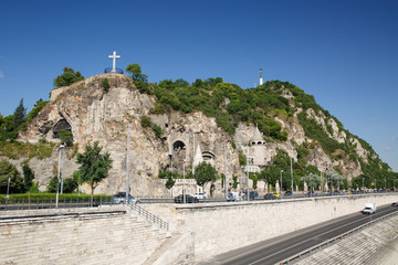 Naklejka premium Cave church, cross and statue of Liberty on the Gellert Hill in Budapest