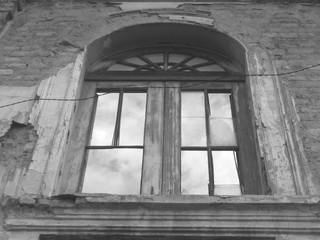 Fachada casa en ruinas-ventana