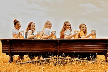 mädels masskrug sommerbank IX