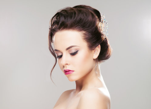 Portrait of gorgeous brunette wearing luxury headband over isolated background.