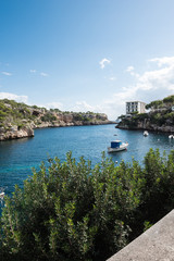 felsige Bucht auf Mallorca mit Schiffen in der Sonne