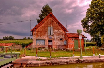 Ancienne maison d'éclusier au bord d'un canal.