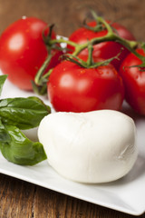 Mozzarella, Basilikum und Tomaten