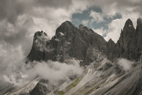 Gipfel der Geislergruppe in den Wolken