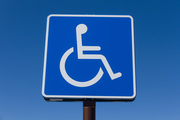 Señal  de Estacionamiento Reservado para Discapacitados con fondo de cielo