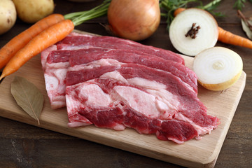 carne cruda di bovino su tavolo di cucina rustico