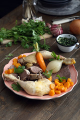 bollito di carne mista con verdure su tavolo di cucina rustico