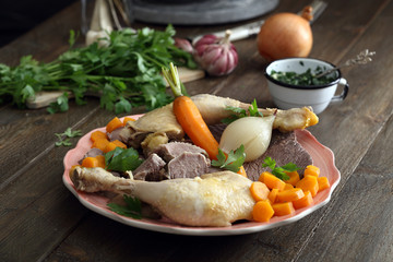 bollito di carne mista con verdure su tavolo di cucina rustico