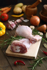 carne cruda coscia di pollo otacchino sfondo tavolo di cucina rustico