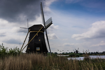 Fototapeta na wymiar Windmühle mit See und Möwen