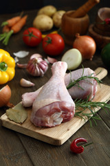 carne cruda coscia intera di pollo o tacchino sfondo tavolo di cucina rustico